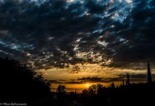 旦为朝云暮行雨,探寻人生无常与变幻莫测